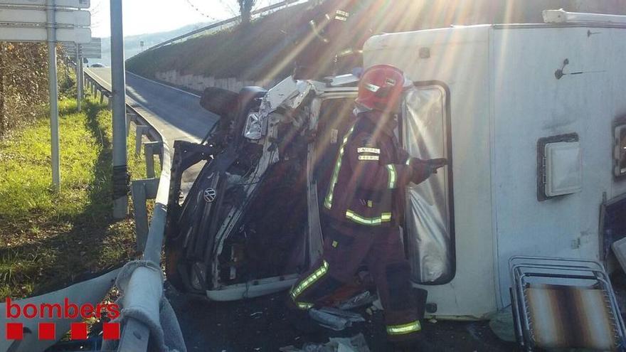 Dos ferits greus en bolcar una autocaravana a Olot