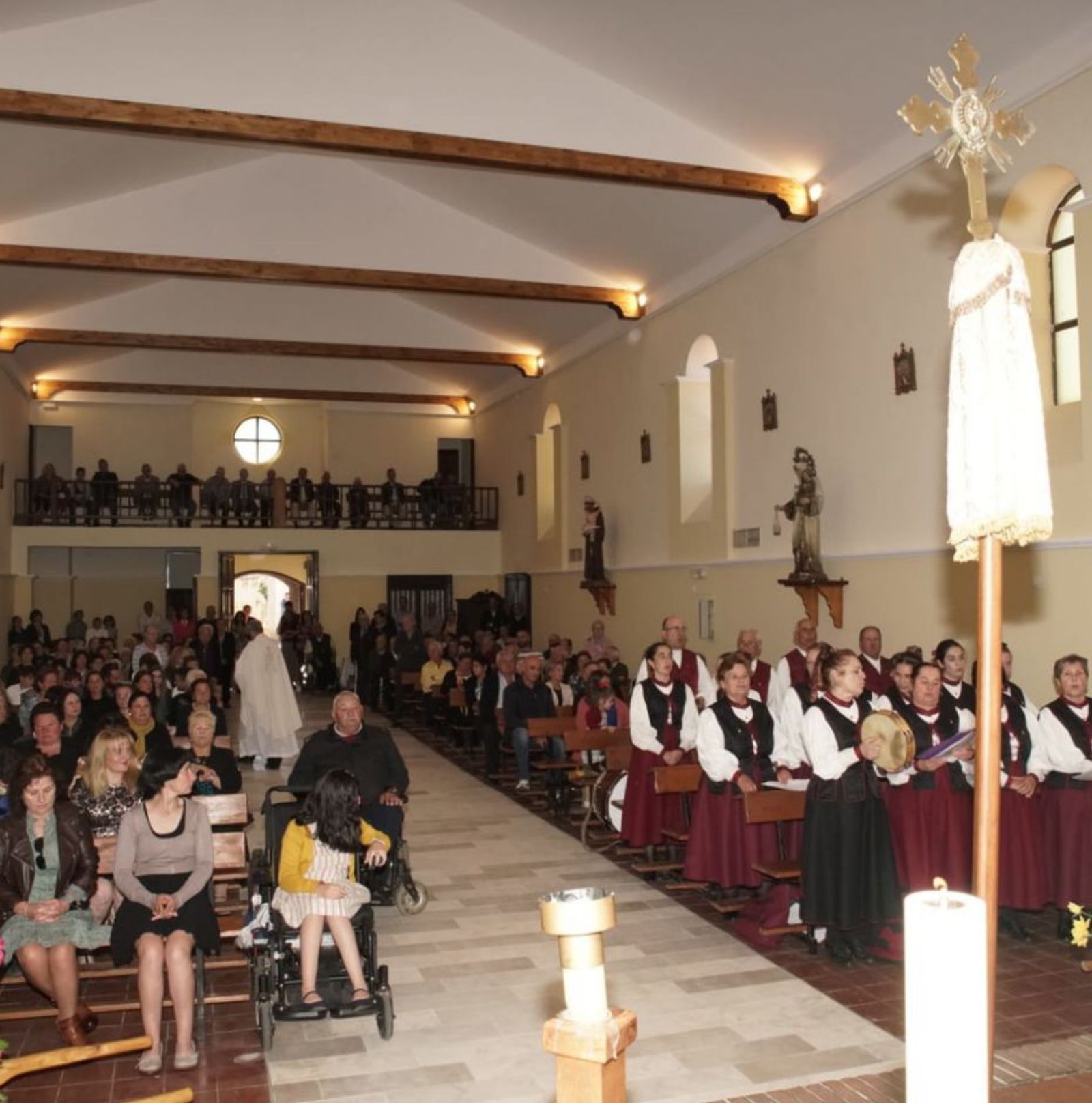Misa en la renovada iglesia de Sarracín. | Ch. S.