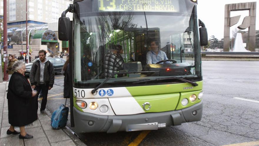 Pasajeros suben a un autobús de Vitrasa en Vigo. // José Lores