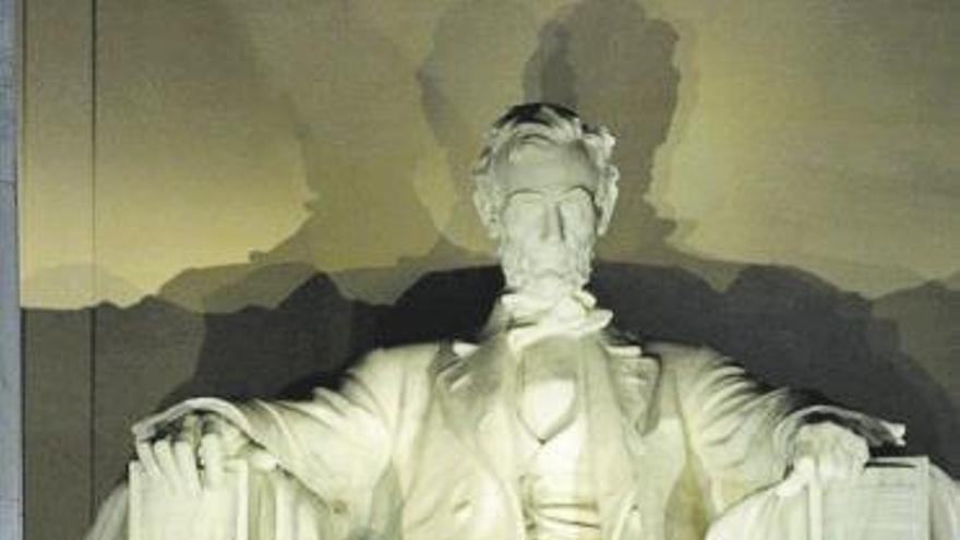 Donald y Melania Trump, ante la estatua de Lincoln.