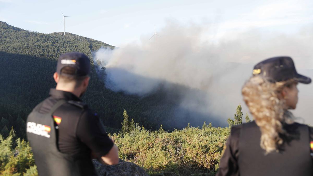 El incendio en el monte Xiabre amenaza casas en Caldas