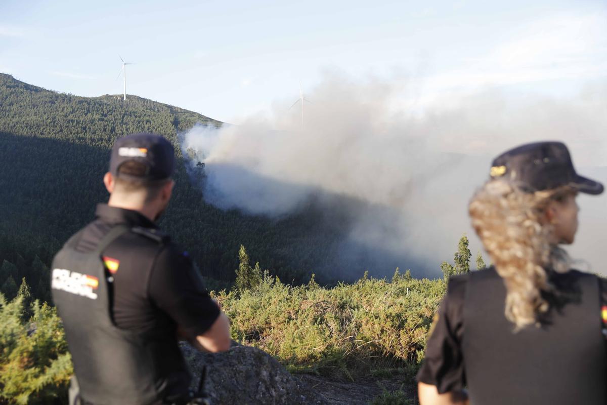 El incendio en el monte Xiabre amenaza casas en Caldas