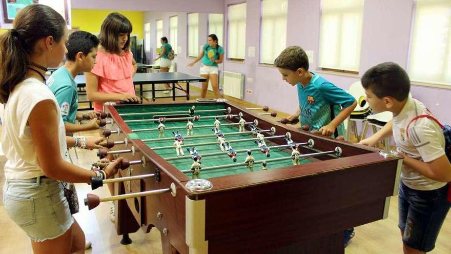 Un grupo de jóvenes ayer jugando al futbolín, dentro de la actividad &quot;Party Punto&quot;.