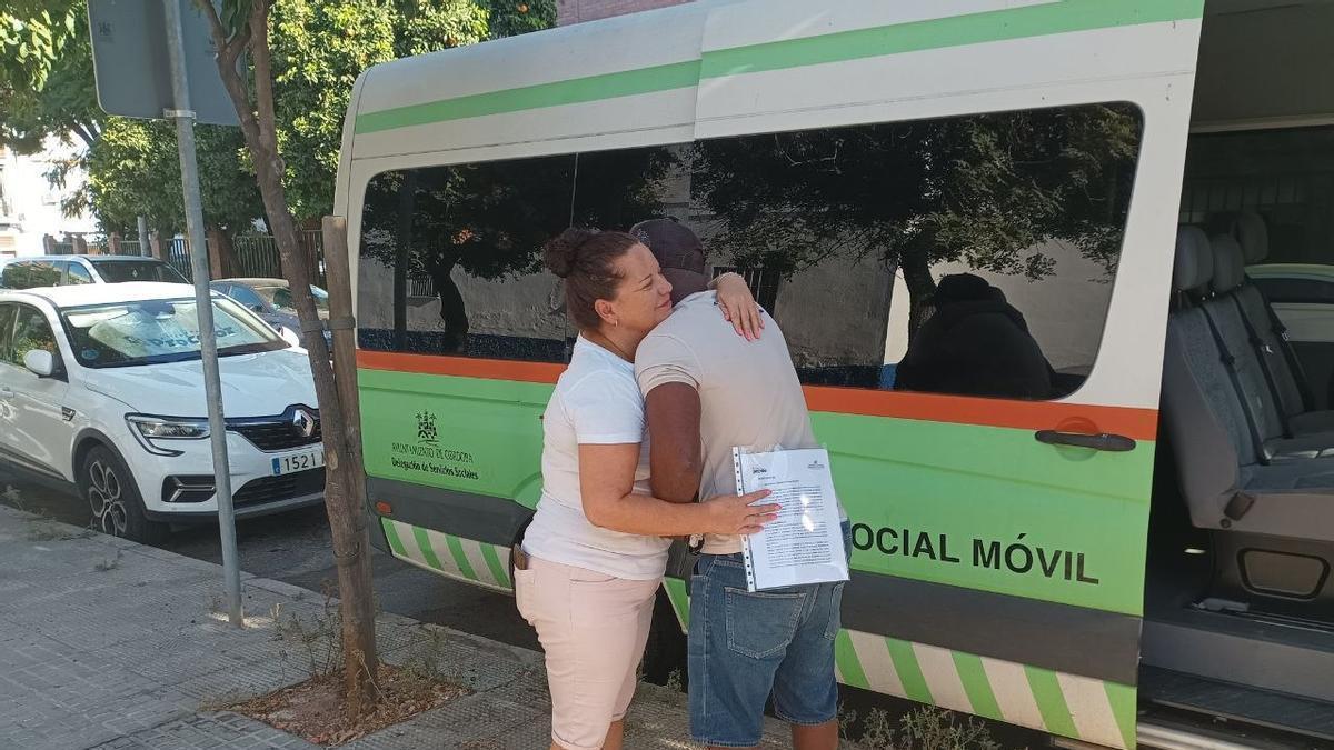 Gonzalo abraza a Eva Luna, que asegura que para él ya es como una hermana.