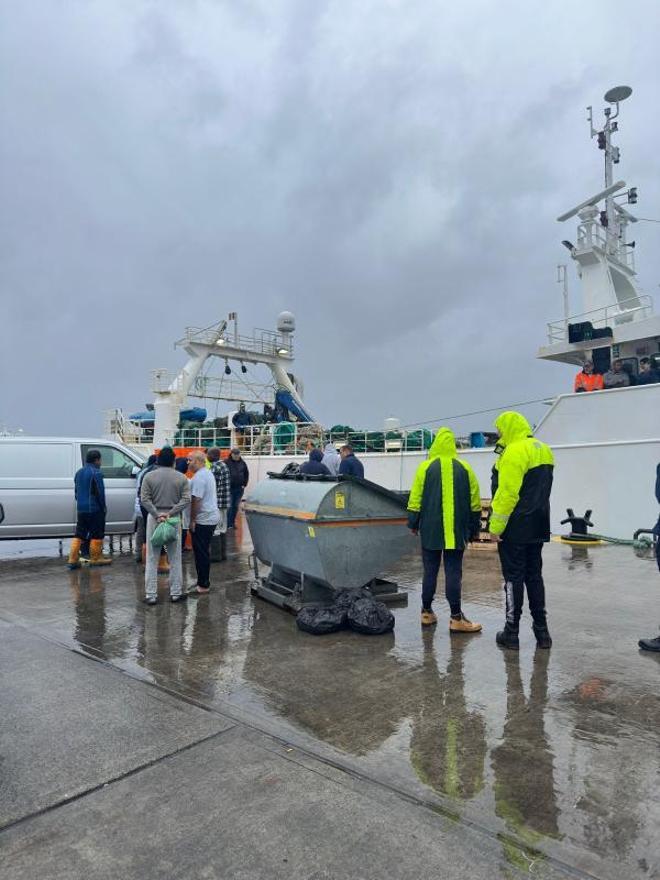 Rescatan a nueve españoles del arrastrero gallego 'Radoche Tercero' antes de hundirse.