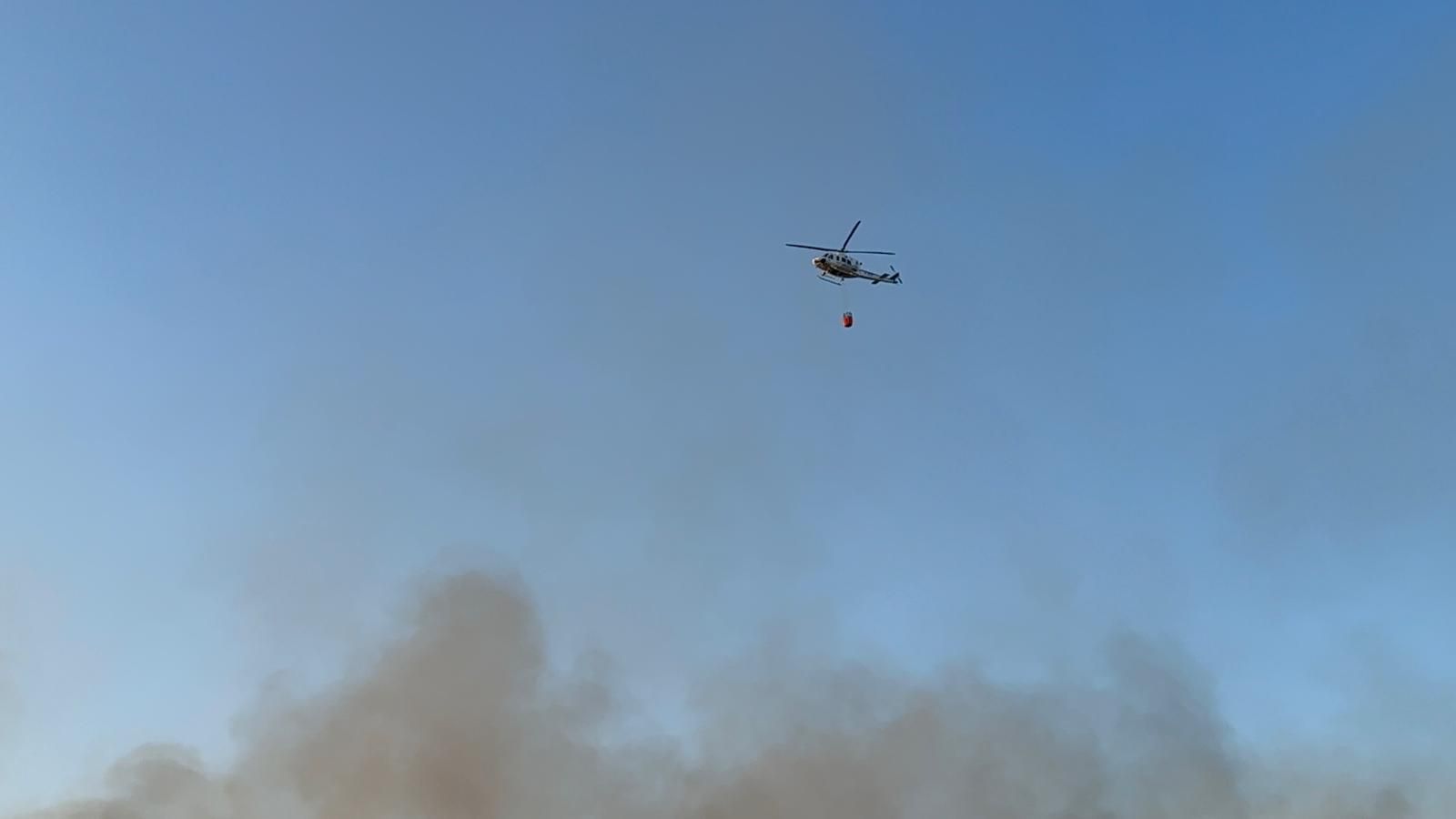 Fotogalería | Cortan la A-5 y desalojan a 18 personas de una gasolinera y tres fincas por el incendio de Trujillo.