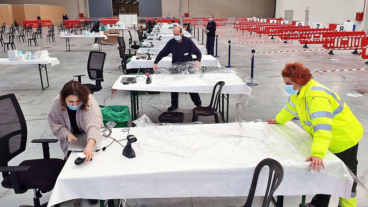 Preparativos para la vacunación masiva hoy en el Ifevi. 