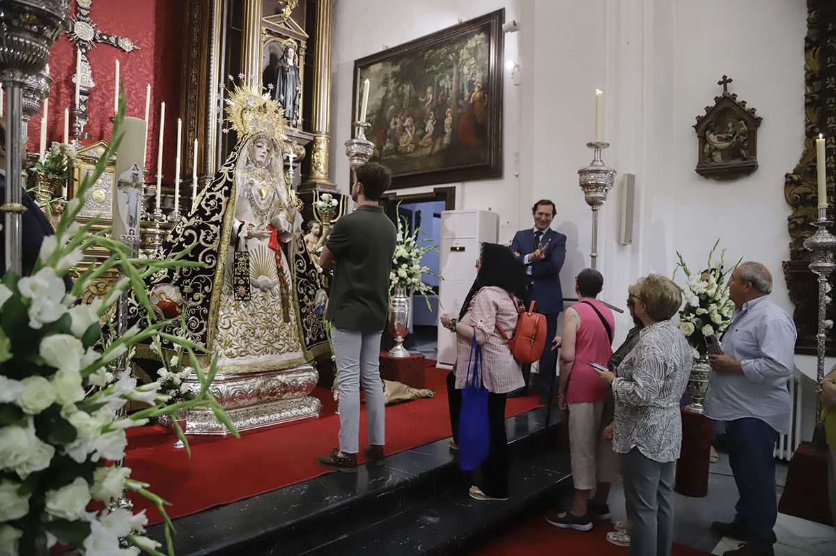 El besamanos extraordinario a la Virgen de los Dolores, en imágenes