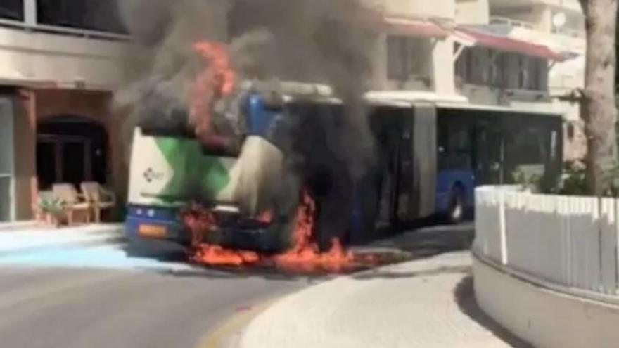 Incencio de un autobús en junio de 2016, que afectó a un restaurante de Illetas.