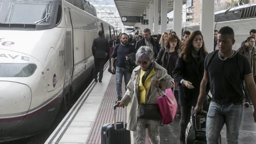 Los AVE de la línea Madrid-Alicante tendrán wifi en el verano próximo