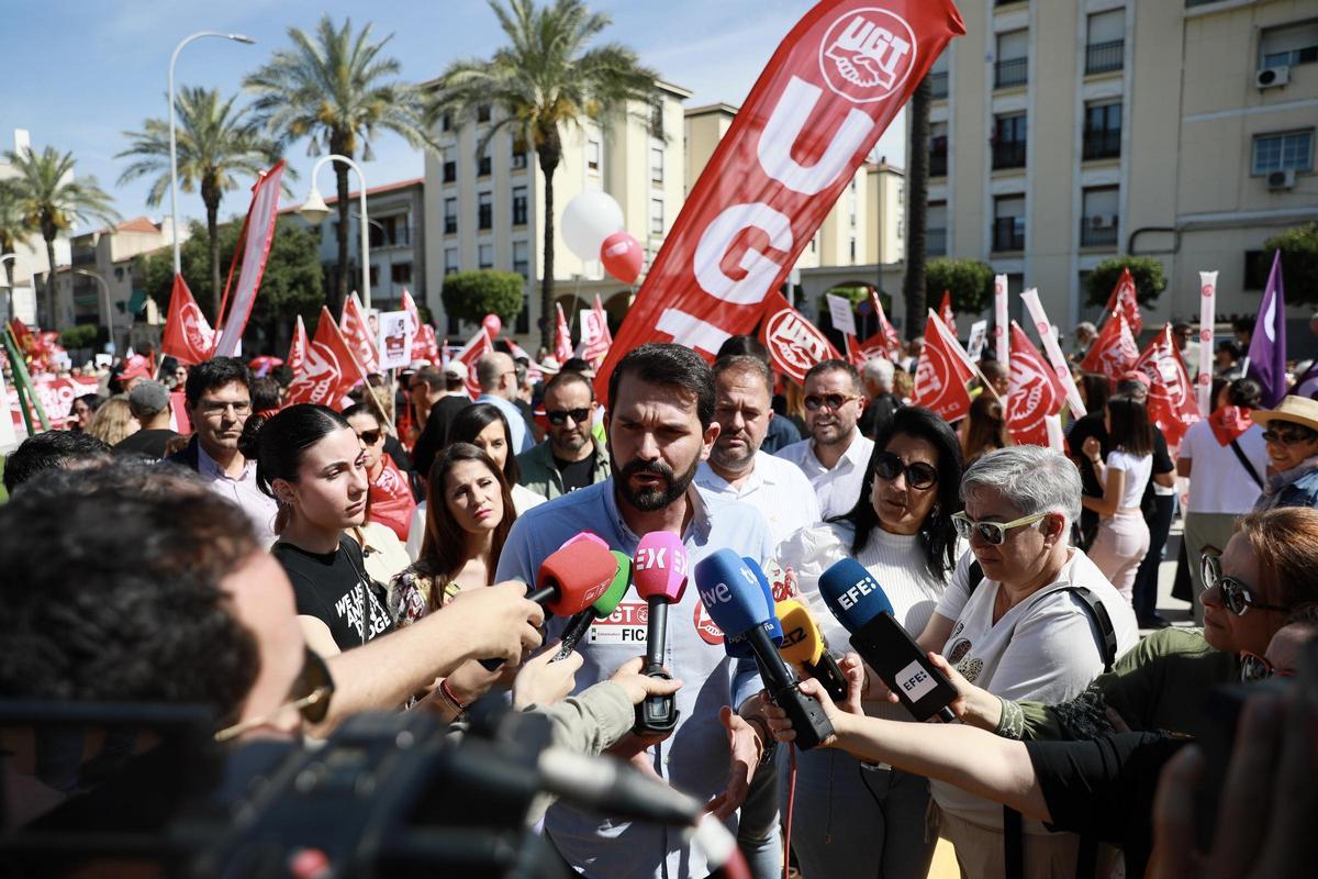 El secretario general del PSOE, Álvaro Sánchez Cotrina, en la manifestación del Primero de Mayo en Mérida.