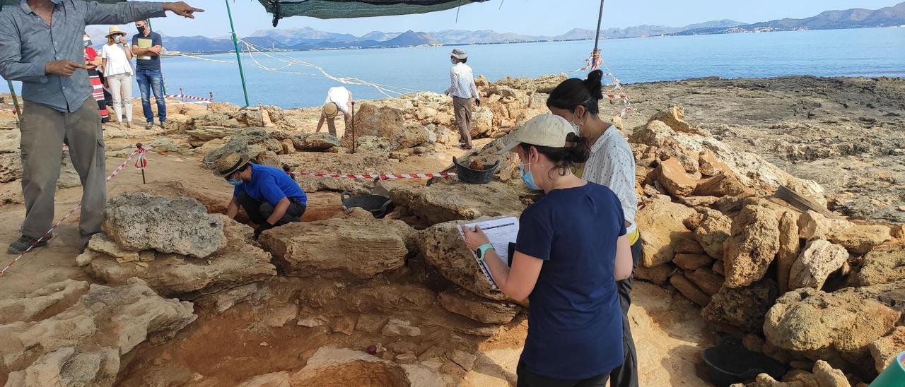 Aparecen los restos de un individuo adulto en una tumba inexplorada de Son Real