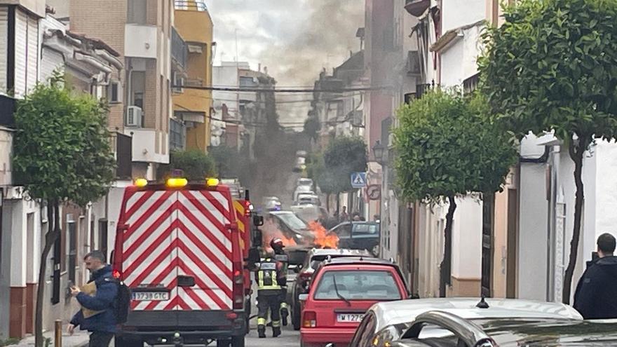 Arde un vehículo en la avenida de Andalucía de Puente Genil