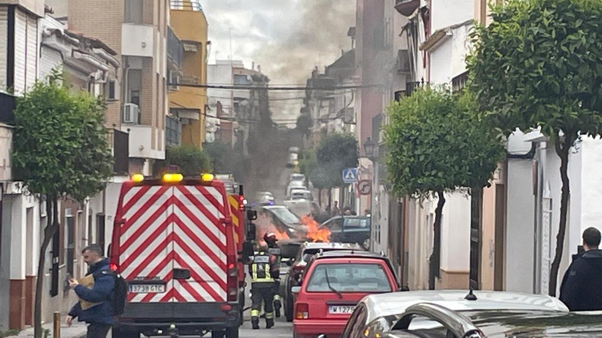 Los bomberos intervienen en el lugar en el que se encuentra el vehículo siniestrado.