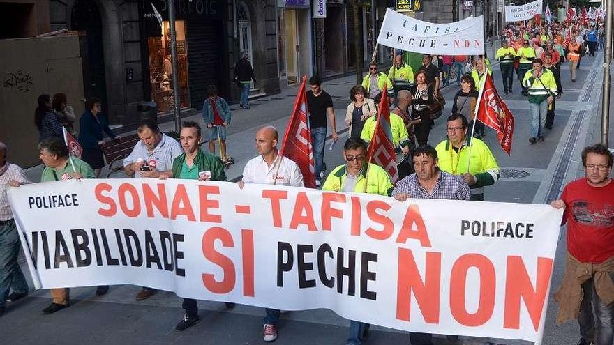Los trabajadores interrumpieron la negociación para manifestarse "por el empleo".