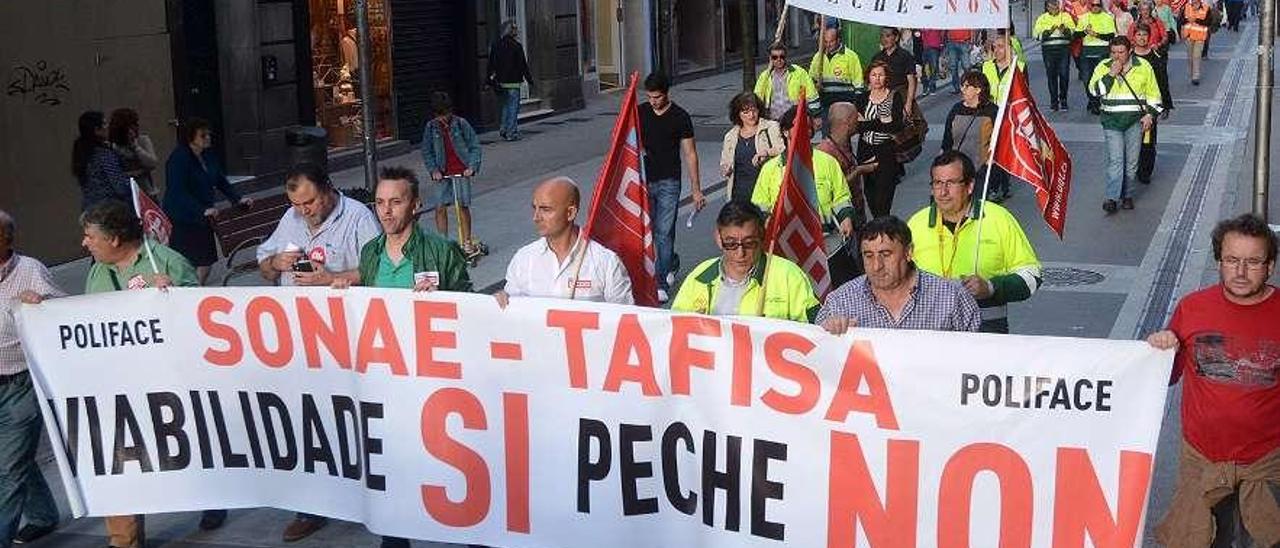 Los trabajadores interrumpieron la negociación para manifestarse &quot;por el empleo&quot;.