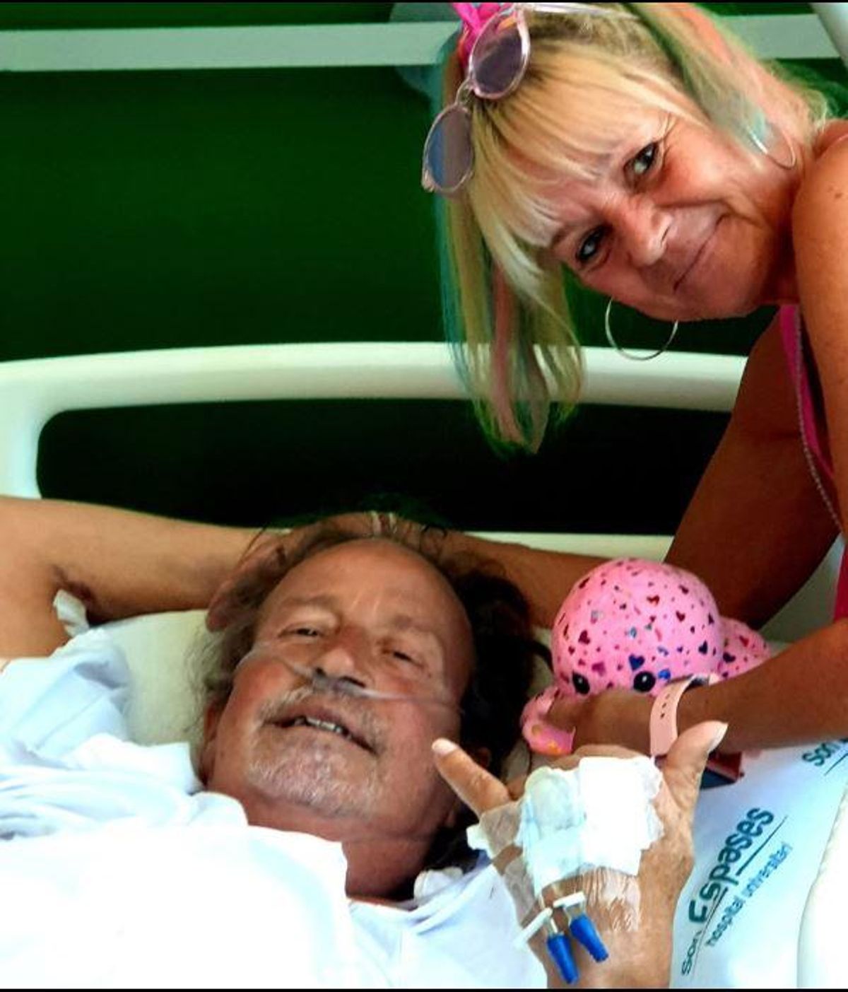 Fans aus Deutschland schickten einen Glücksbringer für den Auswanderer, dessen Gesundheitszustand aktuell äußerst kritisch ist.