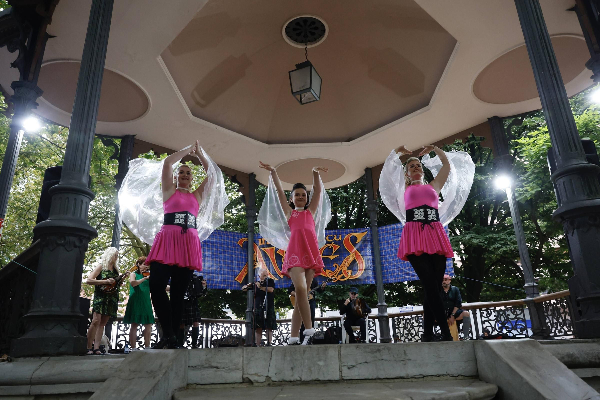 Así fue la colorida actuación del grupo norirlandés "Keltic Flair" en el festival Intercélticu de Avilés