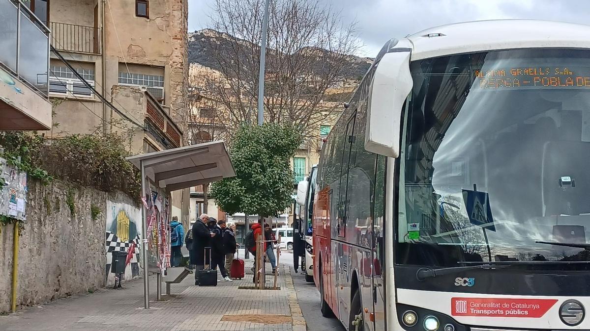 Imatge d'arxiu d'un autobús fent parada al passeig de la Pau de Berga