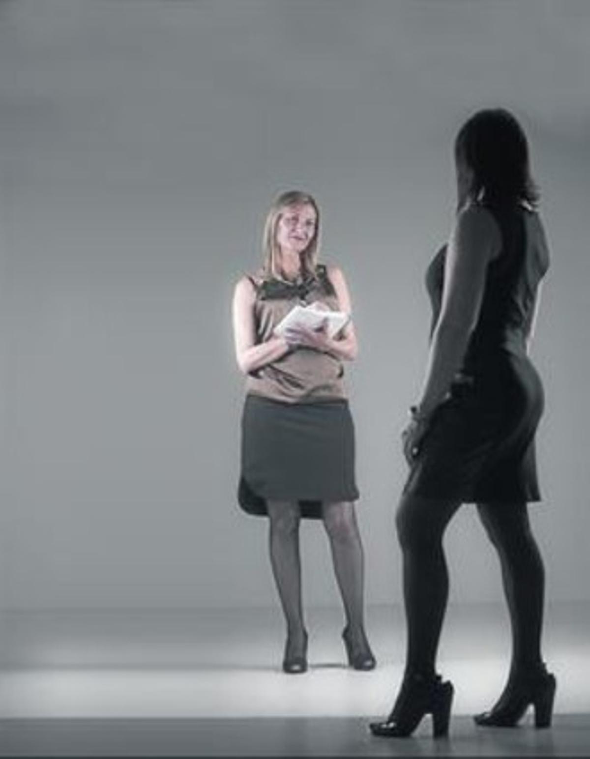 Conxa Borrell (de cara), ’escort’ i promotora del curs ’Prostitució: nocions bàsiques per a la professionalització’, i una de les cursetistes. Conxa Borrell (de cara), ’escort’ i promotora del curs ’Prostitució: nocions bàsiques per a la professionalització’, i una de les cursetistes.