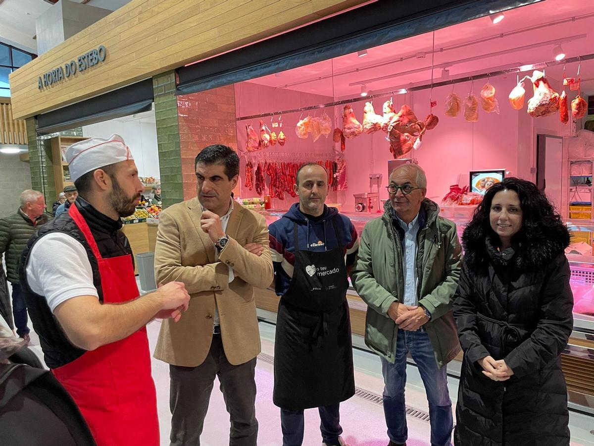 Gabriel Alén, segundo pola esquerda, e Margarita Lamela, no mercado de Cee.