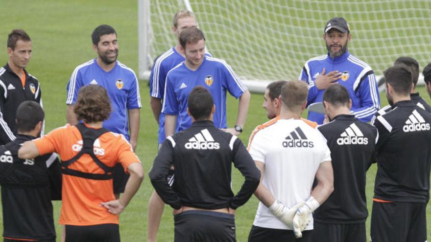 El entrenador del Valencia transmitió el apoyo de todo el club al &#039;Matador&#039;