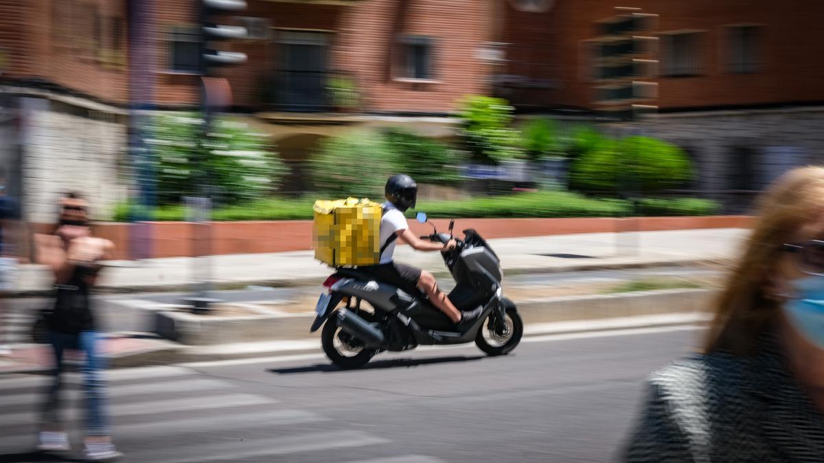 Un repartidor de Glovo circula por Badajoz en su motocicleta.