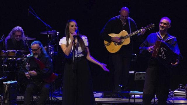 Arriba Luar Na Lubre, en Zamora y a la izquierda, el festival de Lubián el pasado año.  | ALBA PRIETO Y ARACELI SAAVEDRA