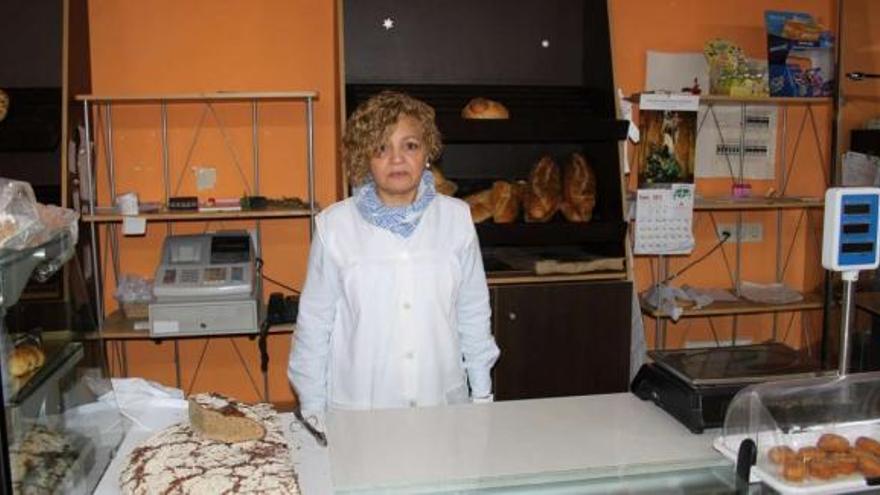 La empleada Susana Gladys Acuña, ayer en la panadería, ya algo más recuperada del susto del sábado.  // Santos Álvarez