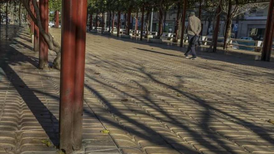 Una de las zonas deterioradas del bulevar de la avenida de la Libertad, que el Ayuntamiento se ha comprometido a reformar.