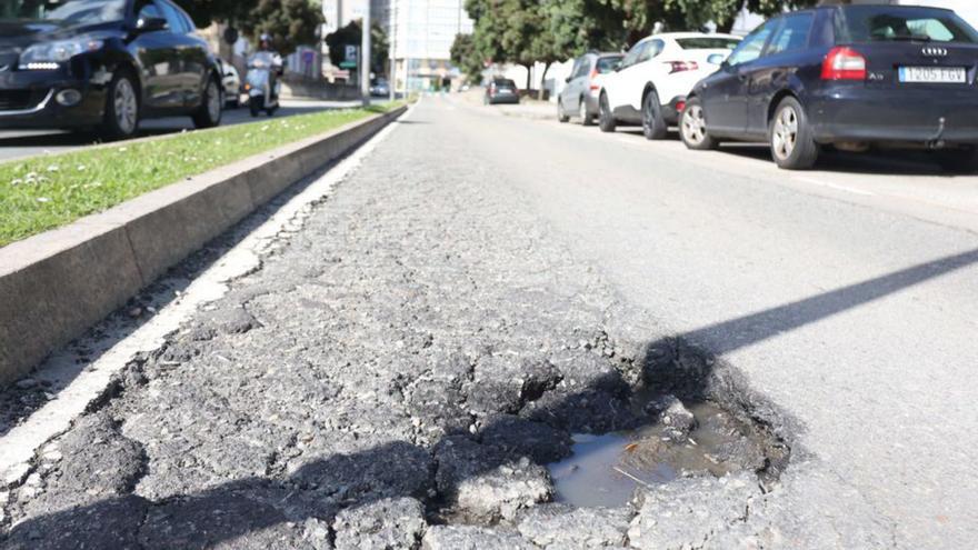 Los socavones afectan a los coches en el Metrosidero | IAGO LÓPEZ