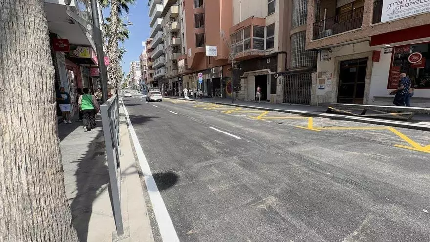 Torrevieja reabre el tramo central de la calle Ramón Gallud tras cuatro meses de obras para aumentar la capacidad de recogida de aguas pluviales