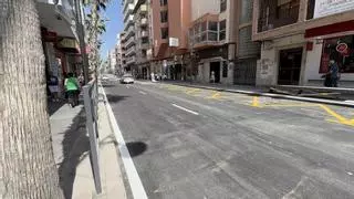 Torrevieja reabre el tramo central de la calle Ramón Gallud tras casi cuatro meses de obras para ampliar la capacidad de recogida de aguas pluviales