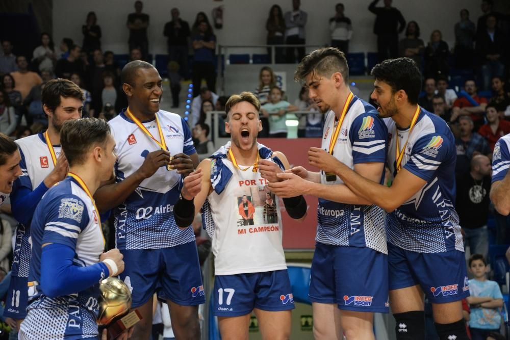 Palmas Volleyballer haben die spanische Meisterschaft gewonnen. Can Ventura besiegte am Samstag (29.4.) in der Halle von Son Moix den amtierenden Meister Almería mit 3:1-Sätzen.