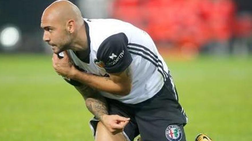 Simone Zaza se duele, en el suelo, después de sufrir un golpe sobre el hombro.