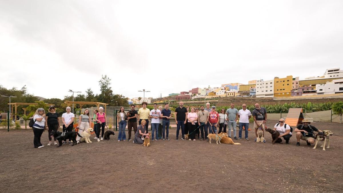 Vecinos de Gáldar y sus mascotas estrenan el nuevo parque canino en el recinto Huertas del Rey.