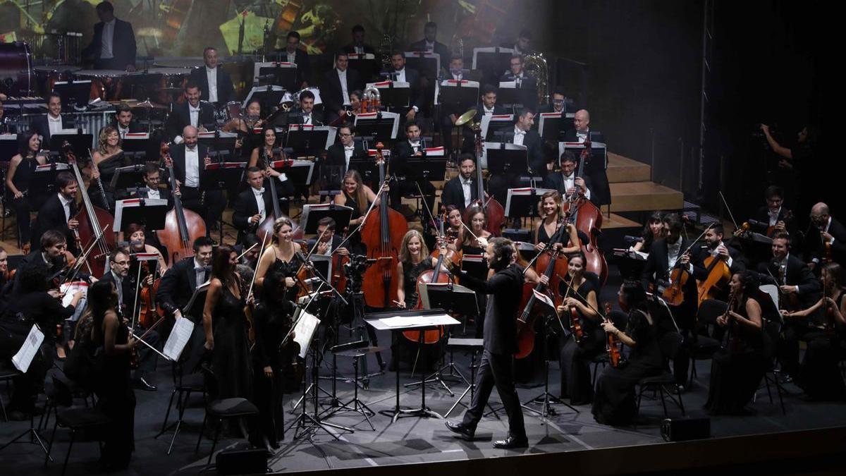 Josep Vicent dirige a la orquesta ADDA Simfònica
