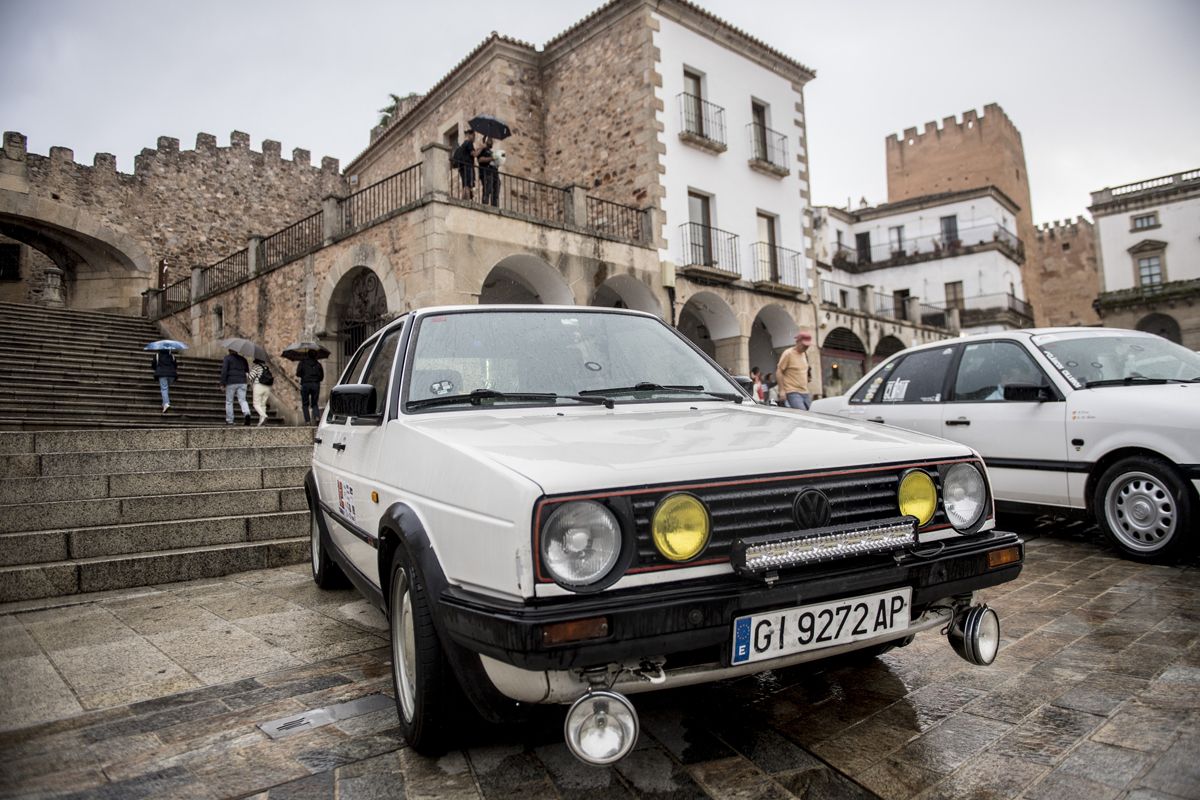 Fotogalería | La lluvía no ensombrece el rally de coches clásicos en la plaza Mayor de Cáceres