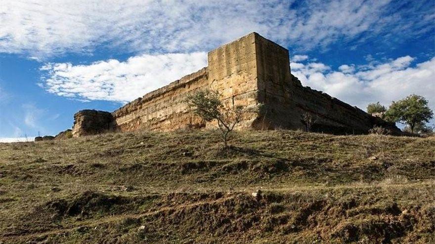 Recinto cuadrangular del castillo de El Vacar.