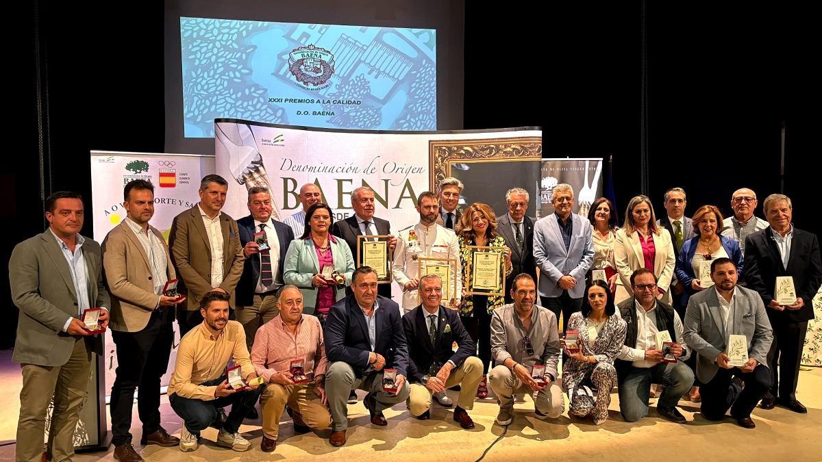Foto de familia de autoridades y premiados este año por la Denominación de Origen Baena.