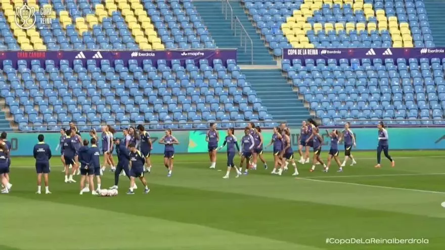 El Atlético de Madrid ha entrenado en el Estadio de Gran Canaria donde mañana se enfrentará al FC Barcelona en la final de la Copa de la Reina.