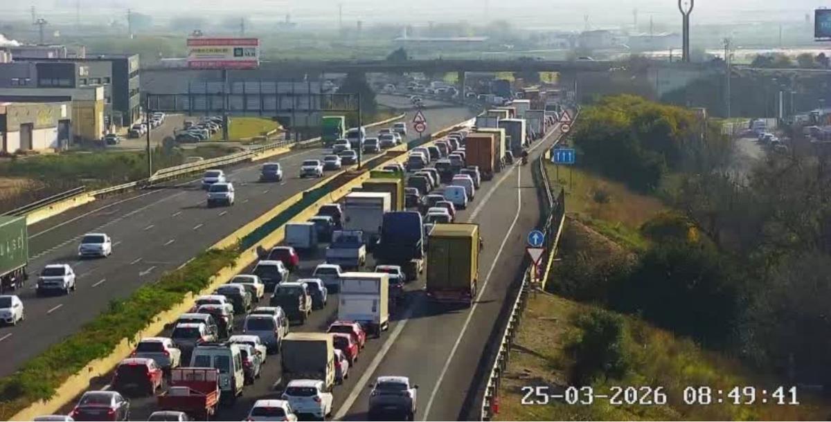 Imagen de la V-31, Pista de Silla, a la altura de Beniparrell, esta mañana: las retenciones son kilométricas.
