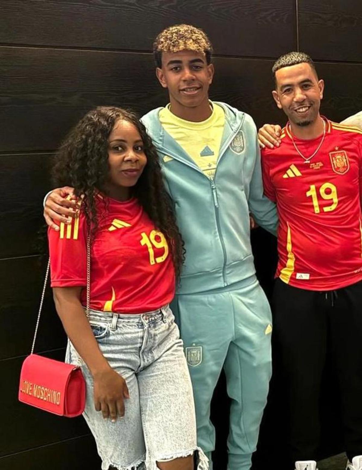 Lamine Yamal con sus padres