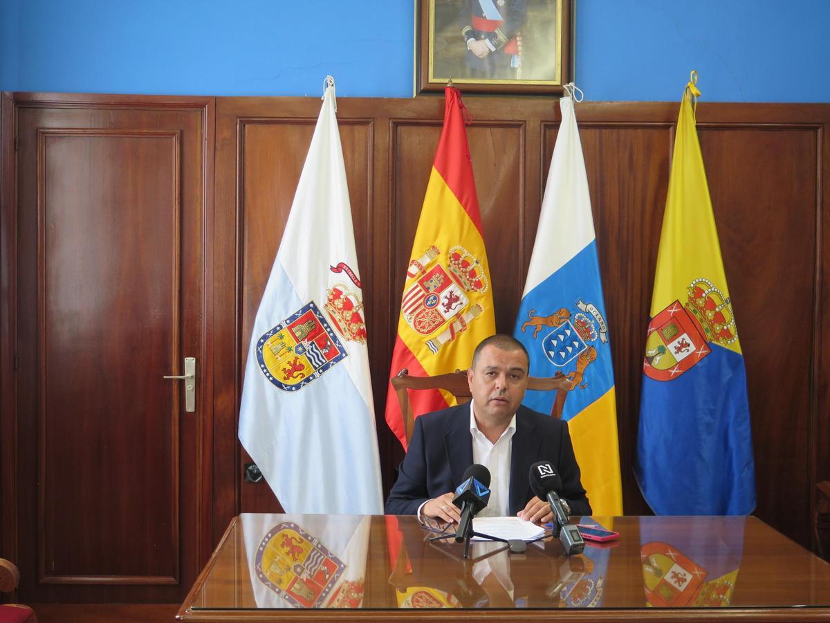 El alcalde de Guía, Pedro Rodríguez, hoy durante la rueda de prensa ofrecida en el salón de plenos