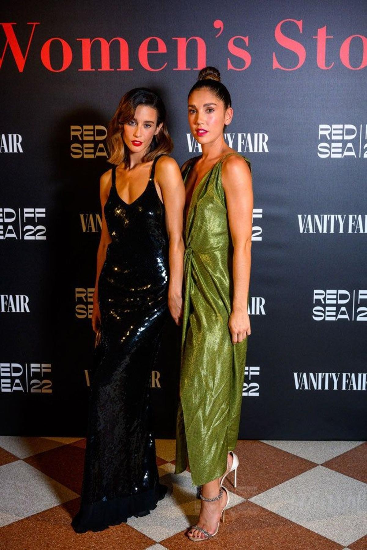 María Pedraza y su hermana, Celia Pedraza, posan juntas en el Festival de Cine de Venecia