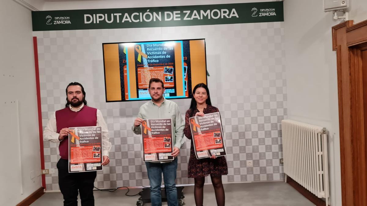 El delegado de Avatar en Zamora, Joseba Ri, el vicepresidente de la Diputación,Víctor López de la Parte, y la técnico de Fundación Caja Rural, Laura Huerto.