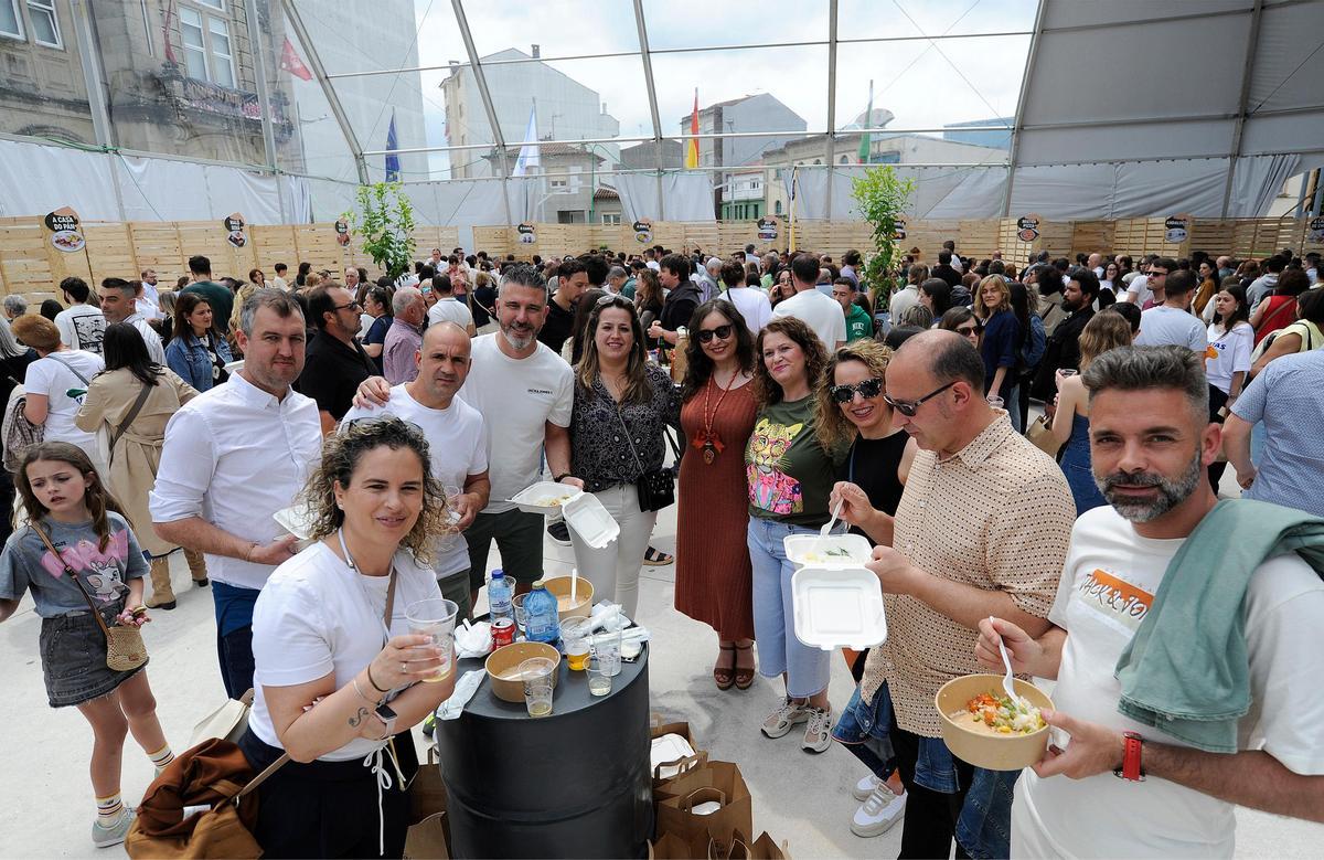 Una exitosa Festa do Salmón deja largas colas y raciones agotadas