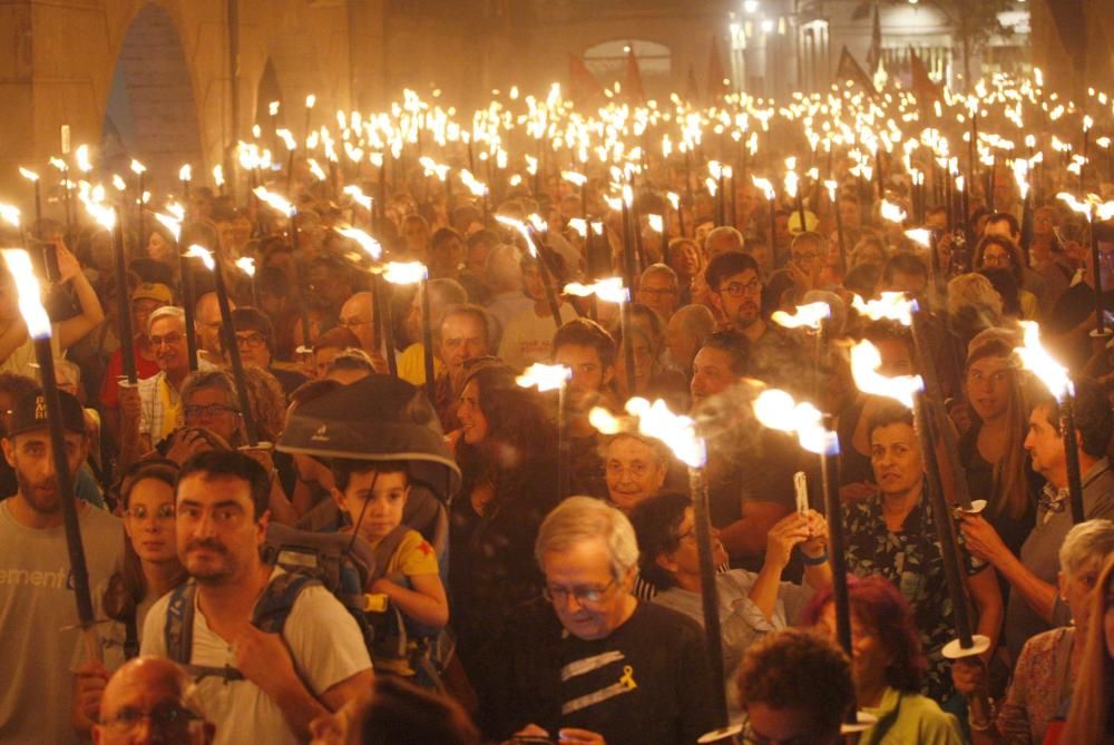 Marxa de torxes a Girona per commemorar el segon aniversari del referèndum de l'1-O