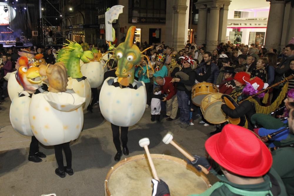 Dinoseto vuelve a ser el protagonista de la ciudad al encarnar la figura del Meco del carnaval vigués