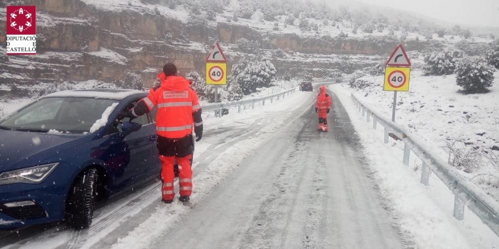 Bomberos asisten en carretera a los conductores en Castelló.